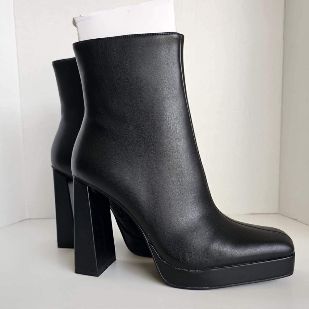NIB - Steve Madden, Women's slightly flared block heel - Black. Size: 9.